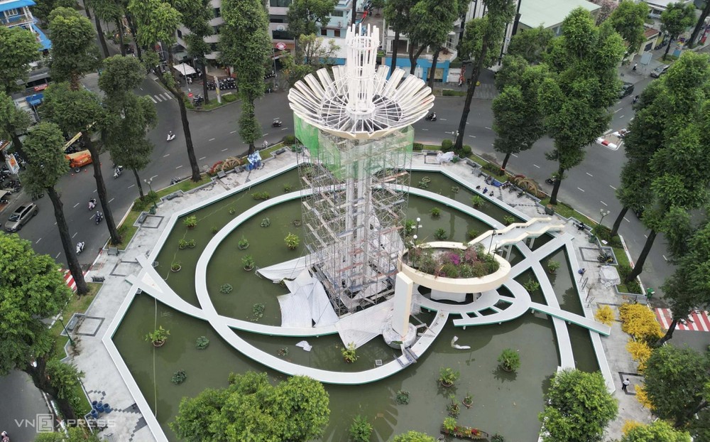 与3个月前的照片相比，春和坊龟湖在整饬后已展现新面貌。图源：《越南快报》