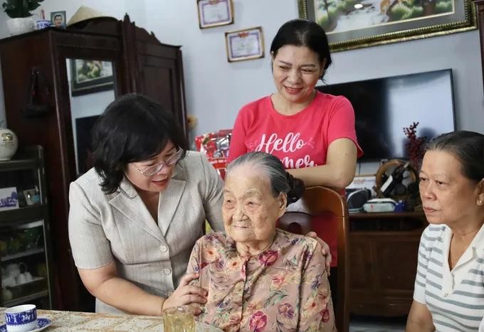 胡志明市市委副书记亲切问候并向越南英雄母亲阮氏艾（98岁，家住通西会坊）贺年。