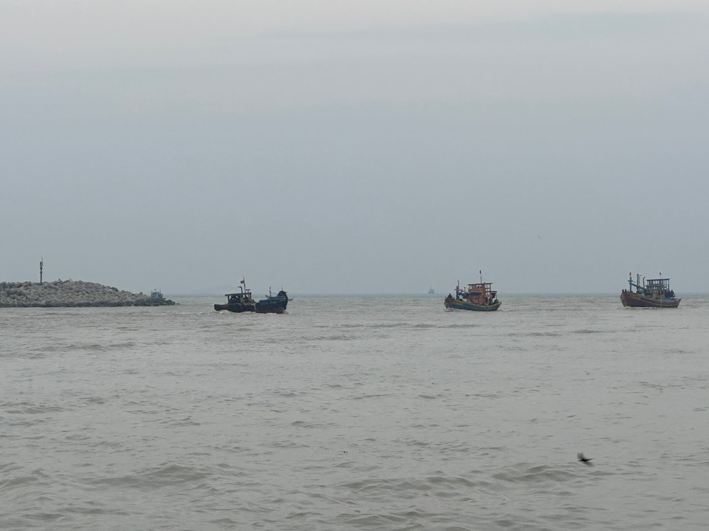 罗夷港口经常淤塞，引起渔船沉没事故。