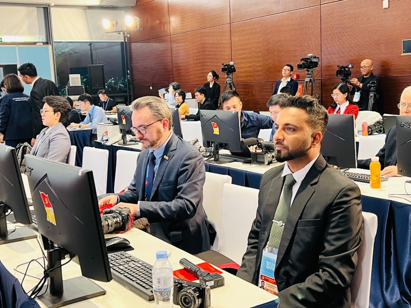 关注党 "十四大"的国际代表。