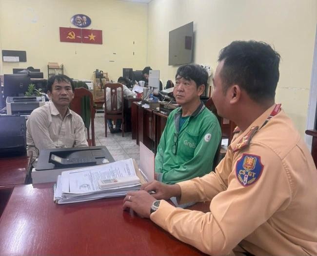 L.Q.H与N.H.H来到派出所录取口供。