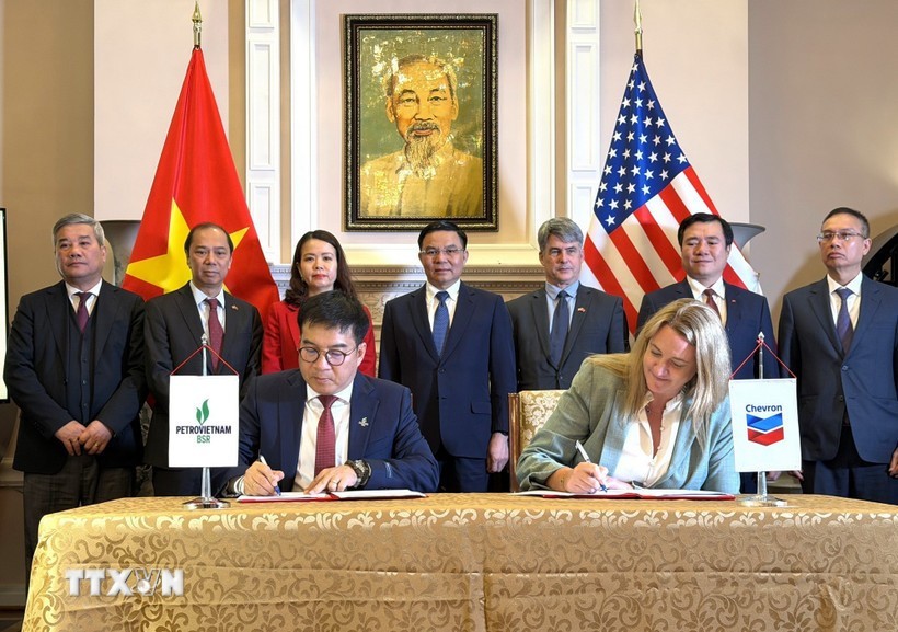 越南平山炼油石化公司代表与雪佛龙（Chevron ）能源集团代表签署谅解备忘录。