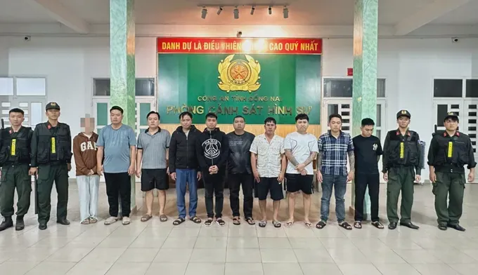 刚被逮捕的嫌疑人。