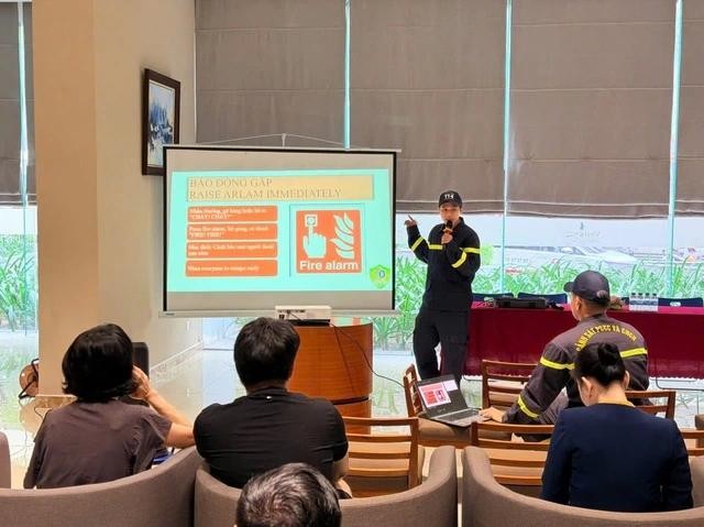 胡志明市消防警察用英语宣传消防知识。