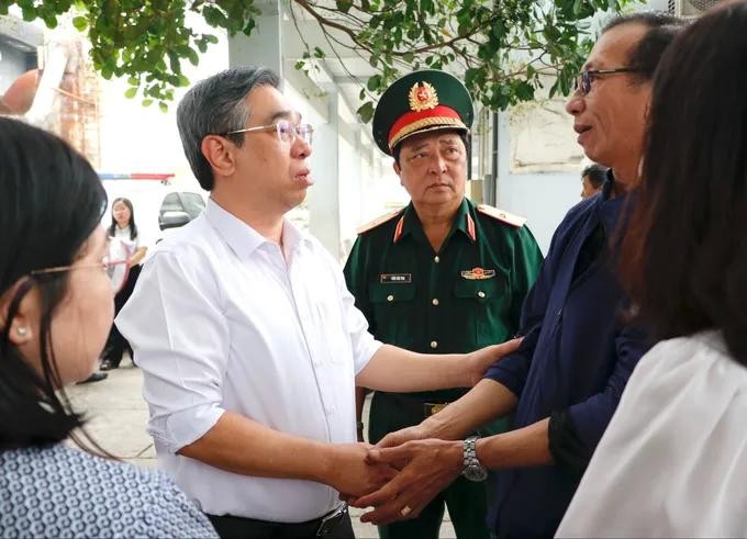 胡志明市市委副书记阮福禄慰问与动员遇难者家属。