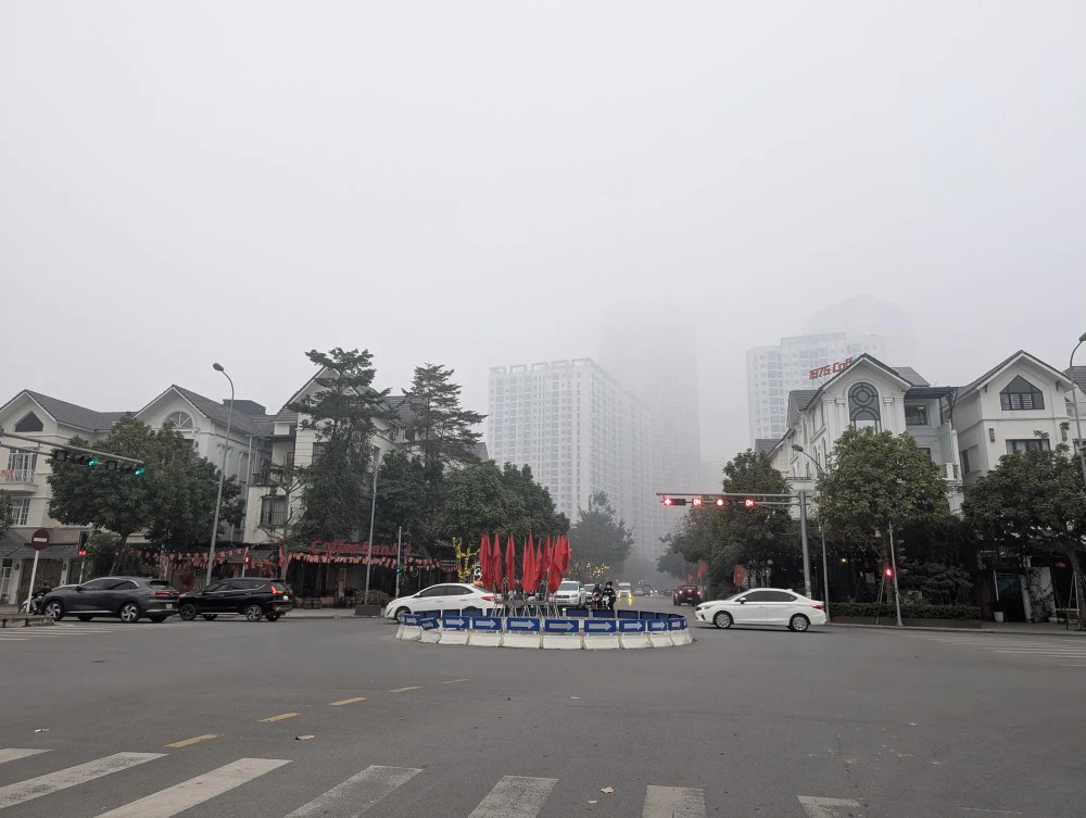 2月5日上午7时30分，浓雾笼罩各座大厦。