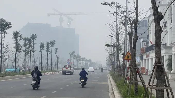 河内街道大雾弥漫。