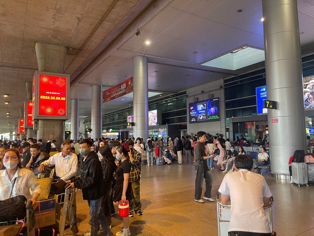  2月7日凌晨，乘客在T1航站楼等候。