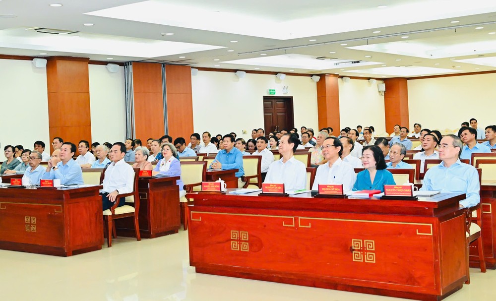 出席胡志明市272会议中心分会场的代表们。