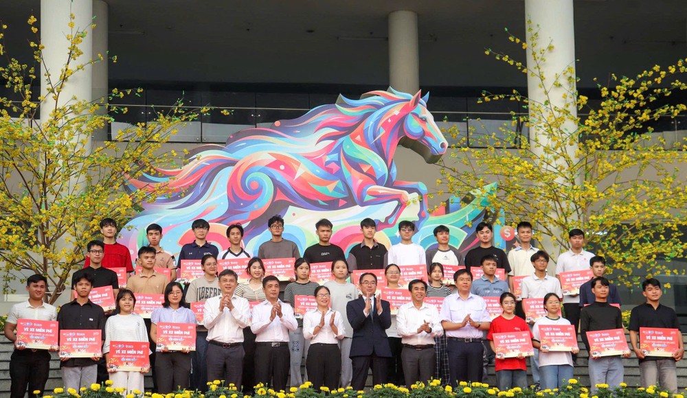 大学生领取返乡车票。