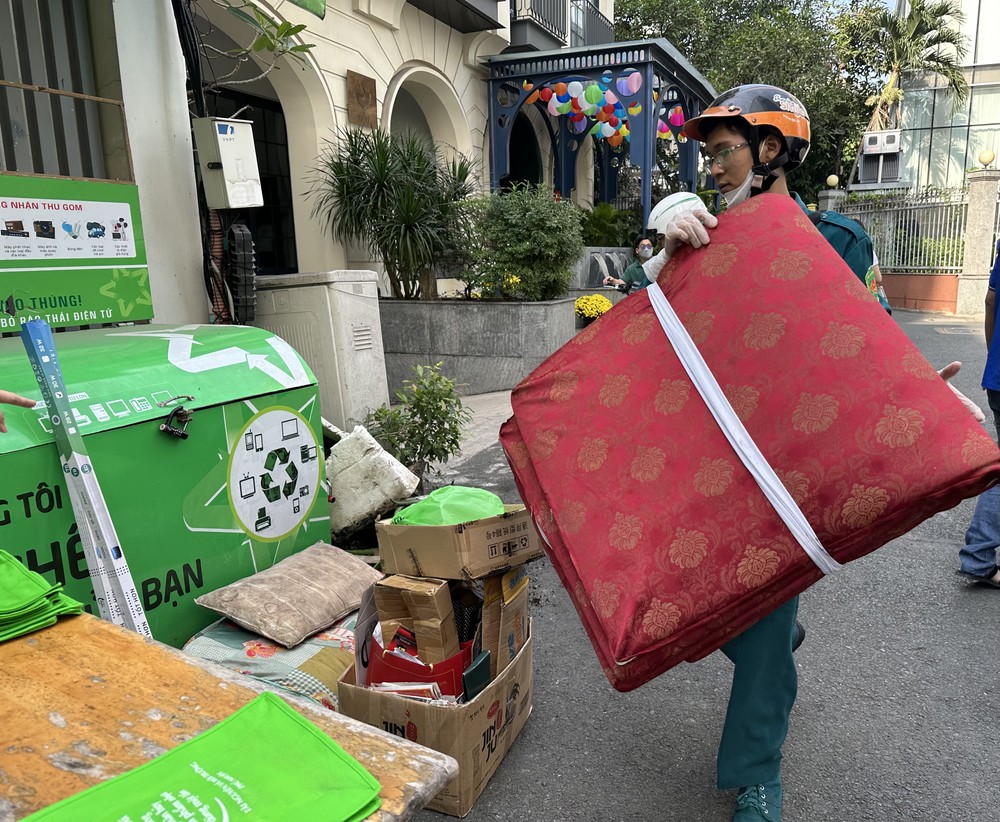 富润坊职能力量接收居民运送到收集点的笨重垃圾。