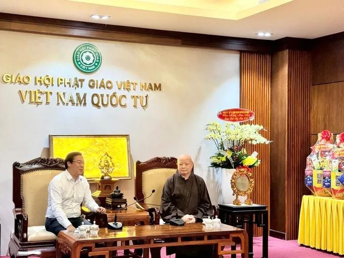 胡志明市领导向本市越南佛教教会致以新春祝福。