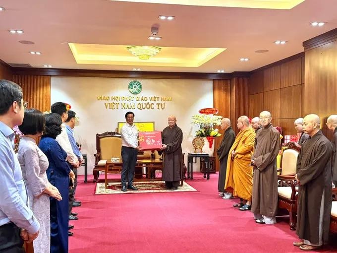 胡志明市市委常务副书记黎国峰向本市越南佛教教会赠送春节礼物。