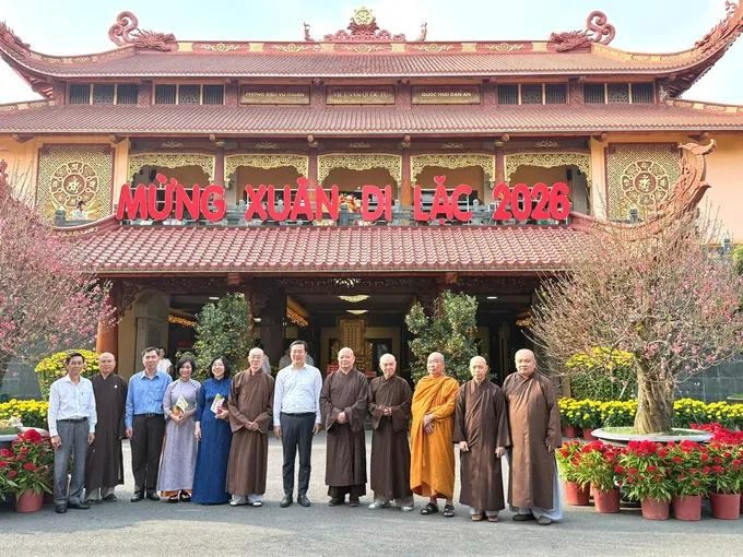 代表们在越南国寺拍照留念。