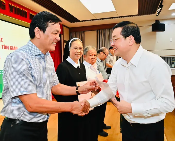 胡志明市农业与环境厅厅长阮全胜向芒果园教区代表颁授证书。