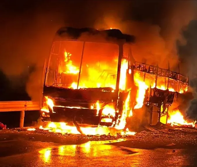 肇事客车在1号国道上自燃后仅剩下车框架。