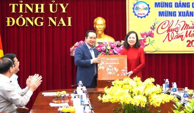 胡志明市领导代表团探望并向同奈省致以新春祝福与赠送礼物。