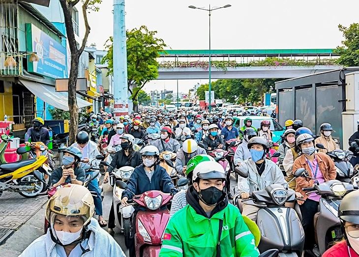 春节临近期间，新山一机场附近的范文同街交通状况。