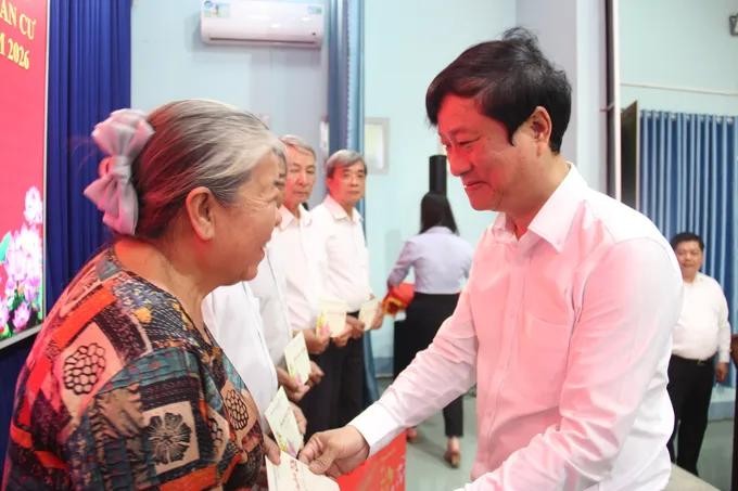 武文明同志向清寒的基层党支部书记赠送春节礼物。