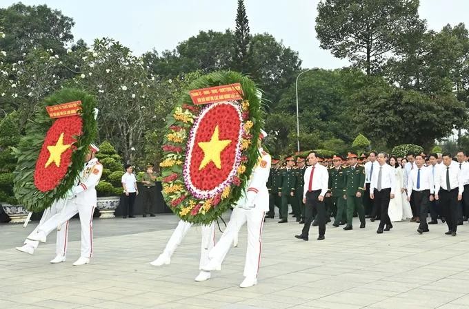 胡志明市市委书记陈留光率领代表团在胡志明市烈士陵园敬献花香。