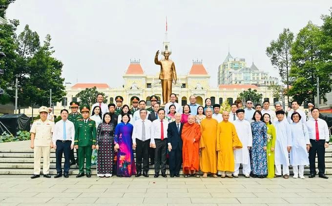 胡志明市领导代表团在胡志明主席塑像公园的胡志明主席塑像合影留念。