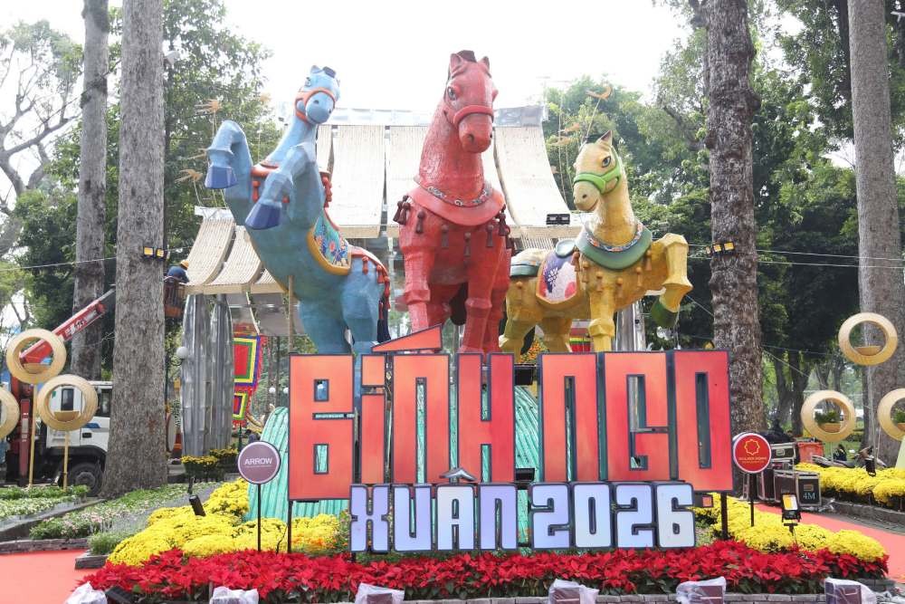 张定街口的三匹骏马吉祥物迎春景观。