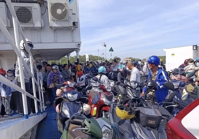 丙午年大年初二，市民与游客在胡志明市东面区域等候渡轮出行。