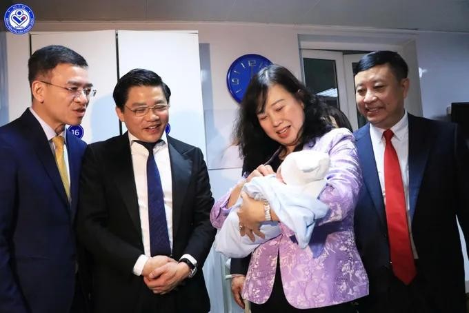 卫生部长陶红兰在中央产育医院探望并祝贺一名2026丙午年新春出生的婴儿。