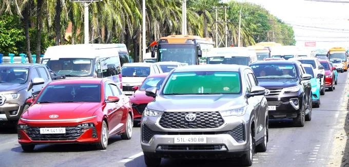 车辆堵塞在51号国道，以驶向胡志明市东面海滨出游迎春。