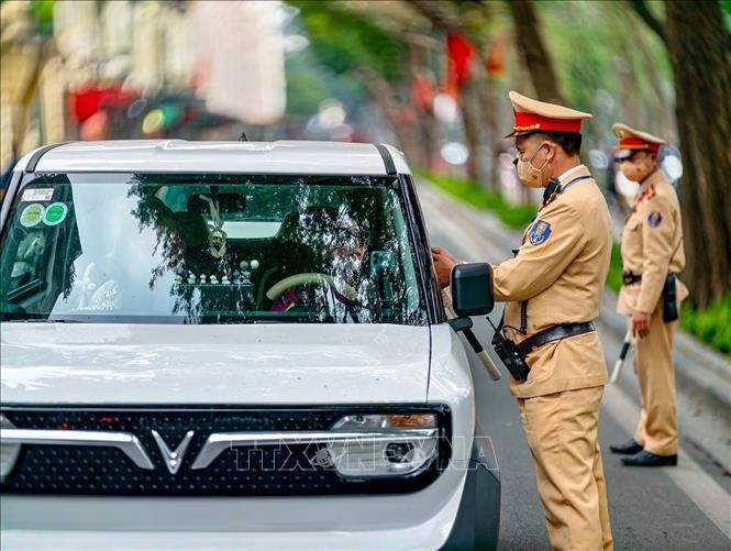 河内市交警在春节期间持续开展酒精浓度检查工作。