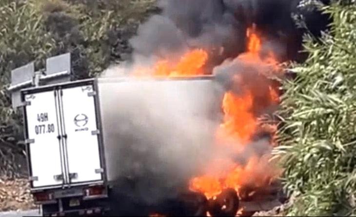 庆和省庆黎岭的卡车起火现场。视频截图