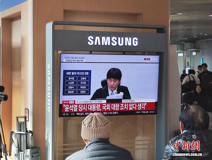 当地时间2月19日，在首尔站候车大厅，人们正在收看前总统尹锡悦涉嫌内乱头目罪案一审宣判相关新闻。程奕菲 摄
