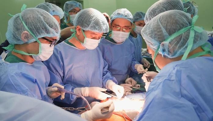 医生们进行多器官获取与移植手术。