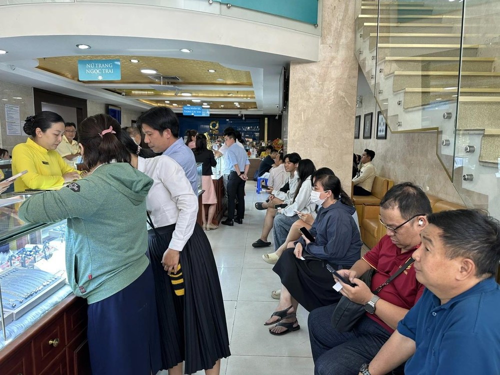 人数众多，顾客要排队坐等交易。