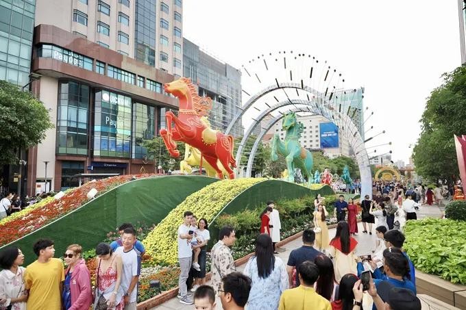 国际游客参观花街。