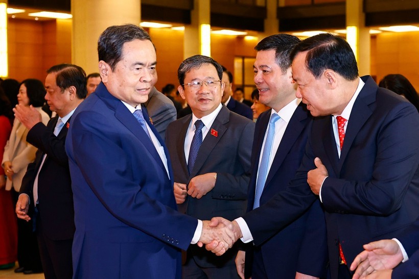 国会主席陈青敏与国会代表合影 。