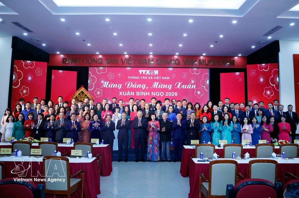 苏林总书记与越南通讯社干部、记者队伍合影留念。