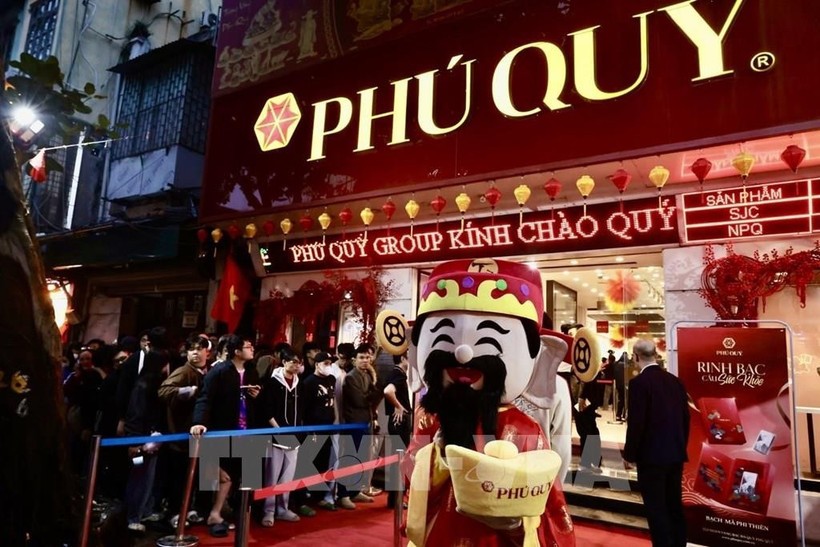 人们在富贵集团的一家金店买黄金，寄望新的一年吉祥如意、财源广进。