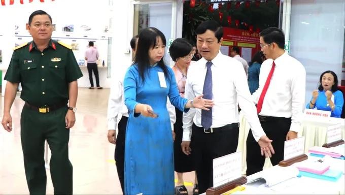 胡志明市人民议会主席武文明在投票开幕前夕检查选举准备工作。