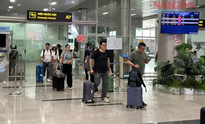 乘客在联姜机场暂时关闭前下机。