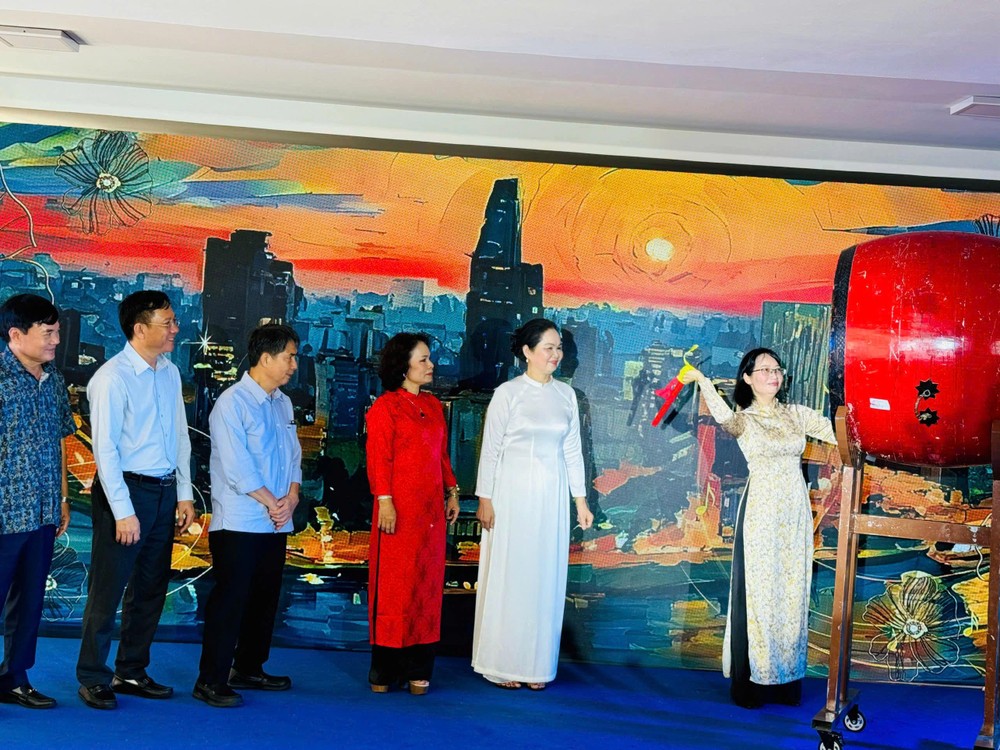胡志明市人委会副主席陈氏妙翠敲鼓，宣布越南诗歌日在胡志明市开幕。