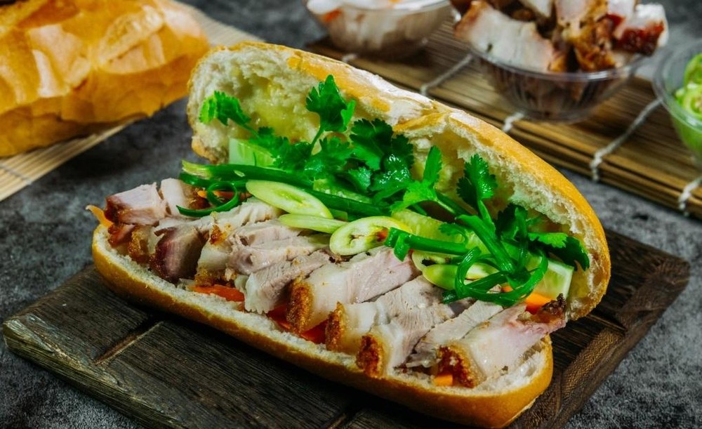 胡志明市11人疑似食用烧肉面包后食物中毒。