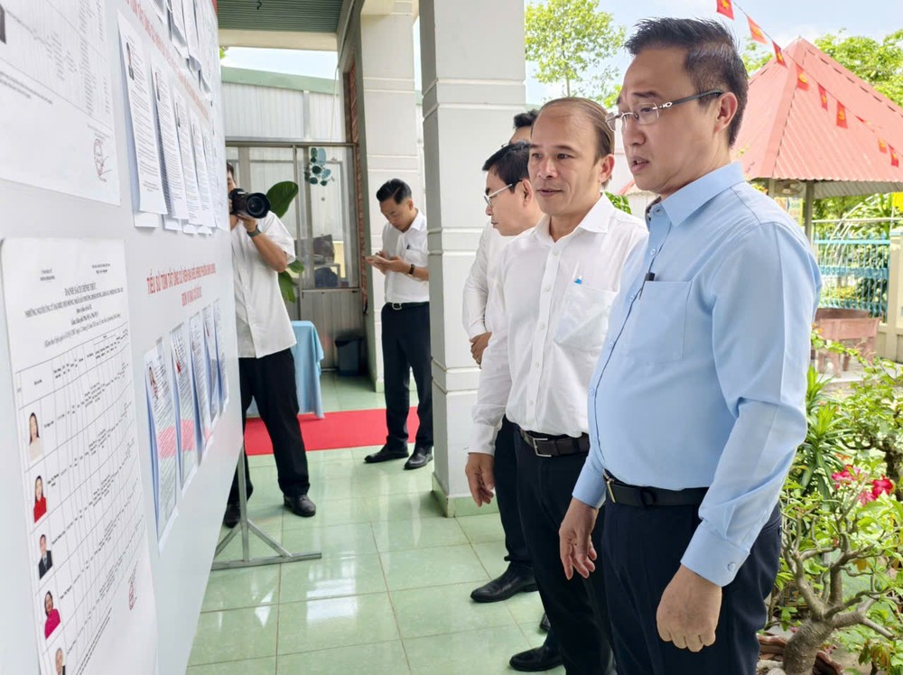 市委副书记邓明通检查候选人名单张贴工作。