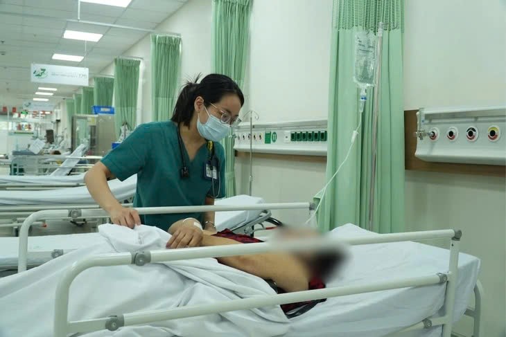 多名疑似在食用面包后出现食物中毒症状的患者正在 175军医医院急诊科接受治疗。