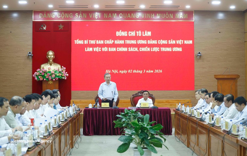 苏林总书记在会议上发表讲话。