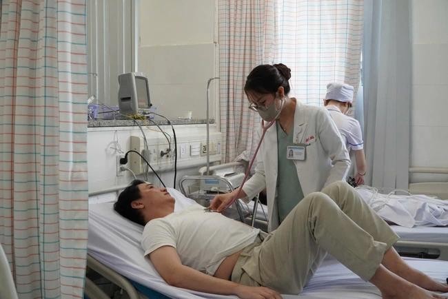 医生为疑似食物中毒患者检查。