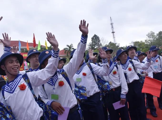 青年们在启程入伍前欣然地与亲人告别。