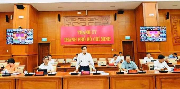 胡志明市市委书记陈留光发表讲话。