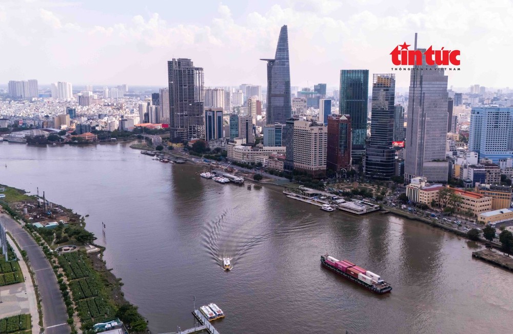 胡志明市中心区面貌日益发展。