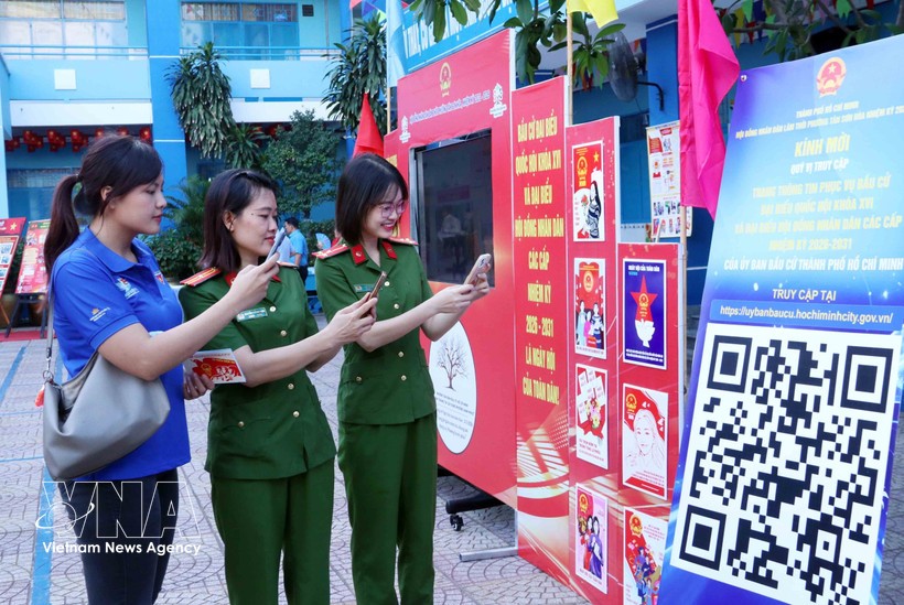 胡志明市年轻选民通过扫描二维码（QR码）参加《选举法》在线知识竞赛。